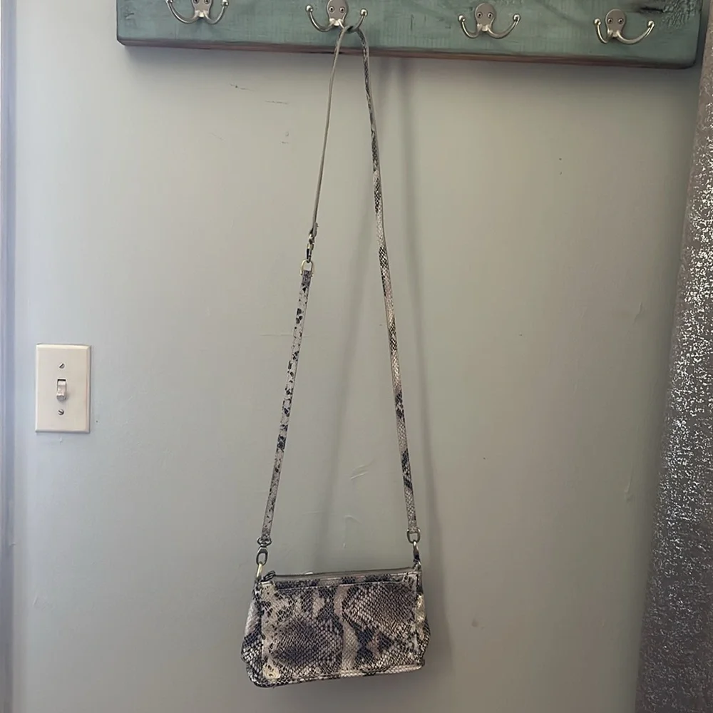 HOBO Metallic Snake Print crossbody/shoulder/wristlet NWT plus Dust bag!! - Picture 14 of 16